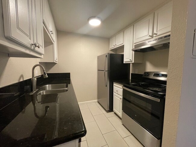 Building Photo - Spacious and Modernized 2 Bedroom, 1 Bath!... Unit 6 Rental