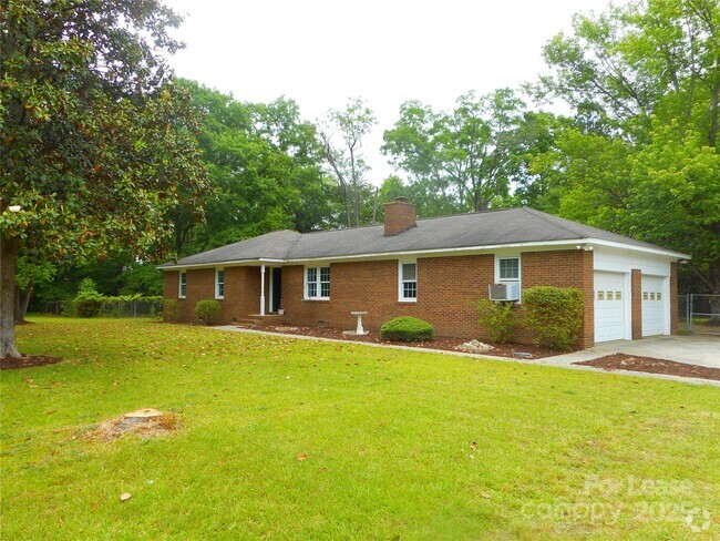 Building Photo - 733 Catawba Cir N Rental