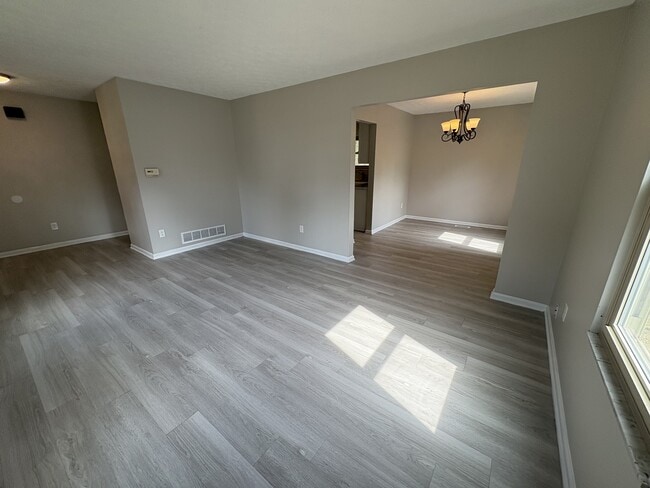 Photo - 406 Seranade St