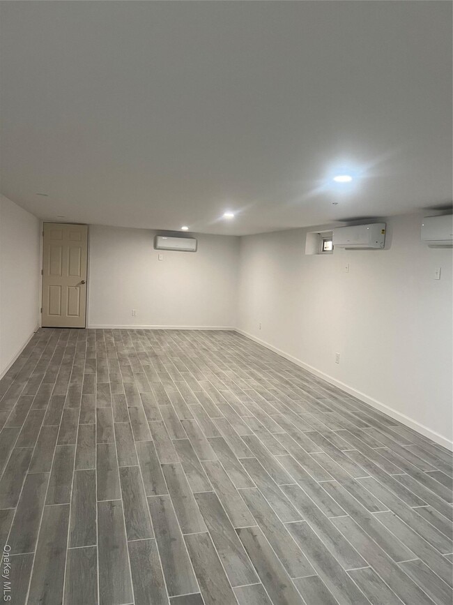 Building Photo - 59-33 48th Ave Unit 2nd Fl.