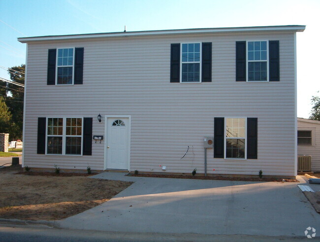 Building Photo - Nice 2 Story home in Town