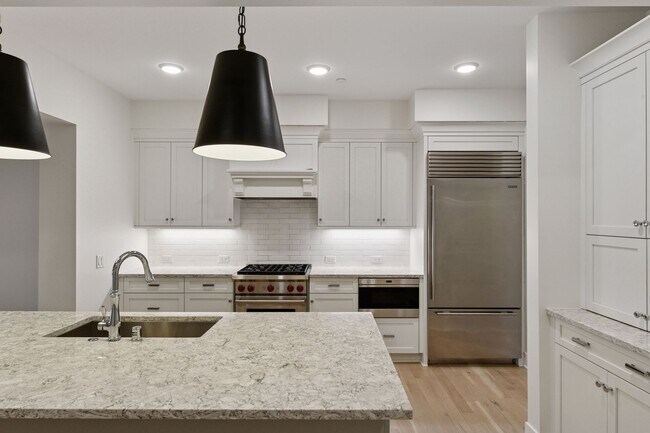 Electrodomésticos de alta gama y amplio espacio de almacenamiento para todas sus necesidades de cocina. - 222 Ferndale Rd S Unidad Meyer Place 207