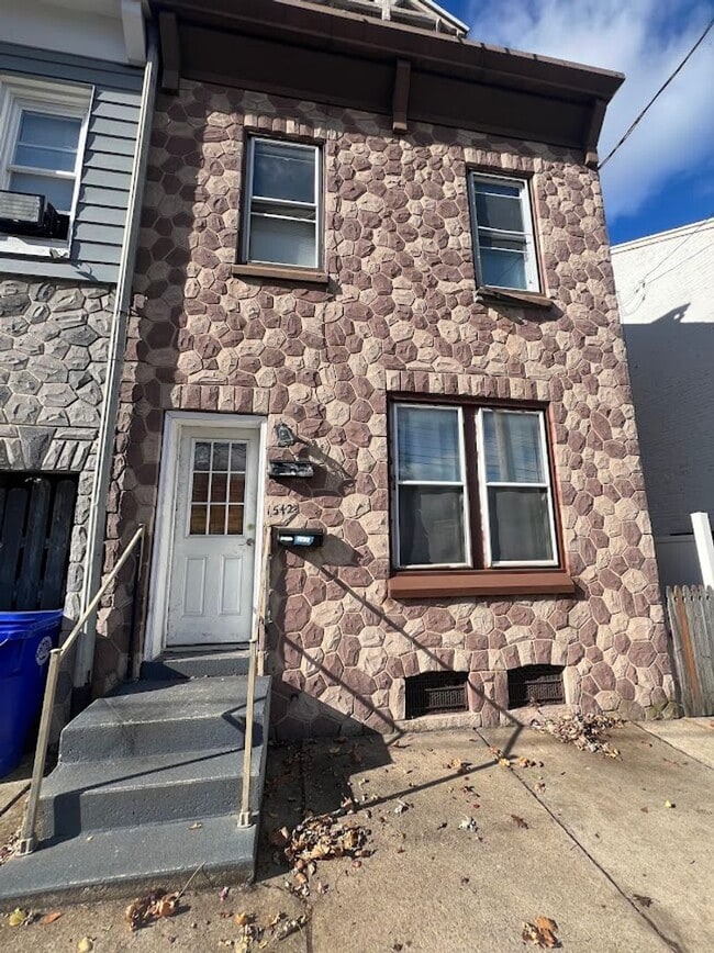 Building Photo - 1524 1/2 Centre Avenue Unit Apt 2