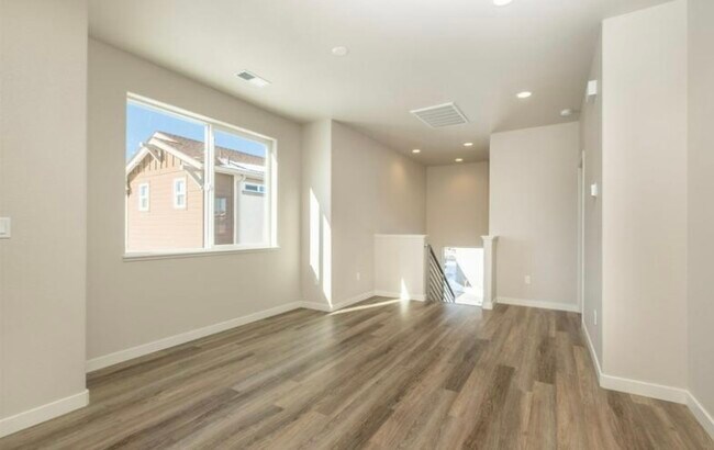 Photo - 913 Garden Ct