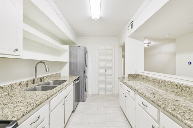 Building Photo - 2505 Watertown Mall St Unit 86