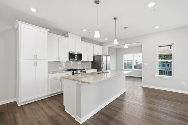 Photo - 318 Commons Ave