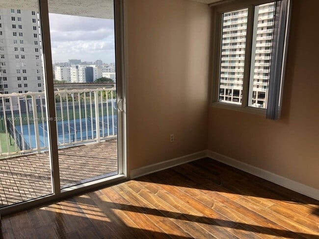 Building Photo - 800 N Miami Ave Unit E1001-E1001 Rental