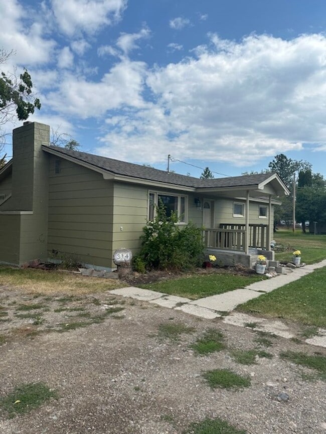 Remodeled 4 bedroom home in Target Range - Remodeled 4 bedroom home in Target Range