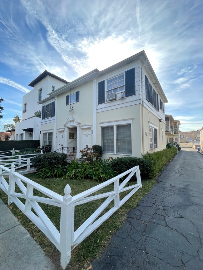 Building Photo - 7918 Norton Ave Unit 7918 Norton #3 Rental