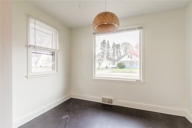 Photo - 345 Colebourne Rd