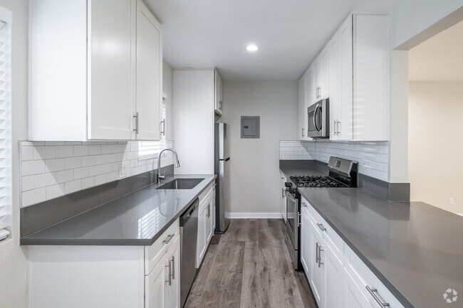 2BR, 2BA - 1,000SF - Kitchen