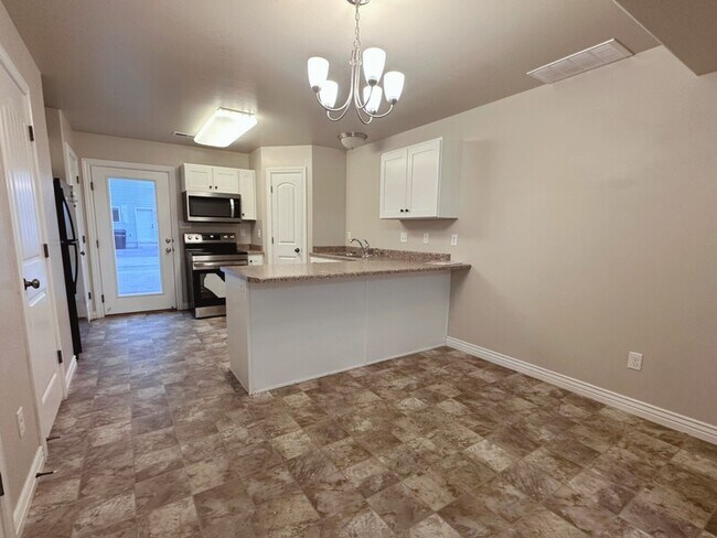 Photo - 465 N 2650 W