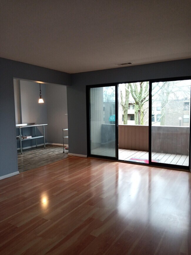 Living/dining - 10 Shrewsbury Green Dr Unit I-10