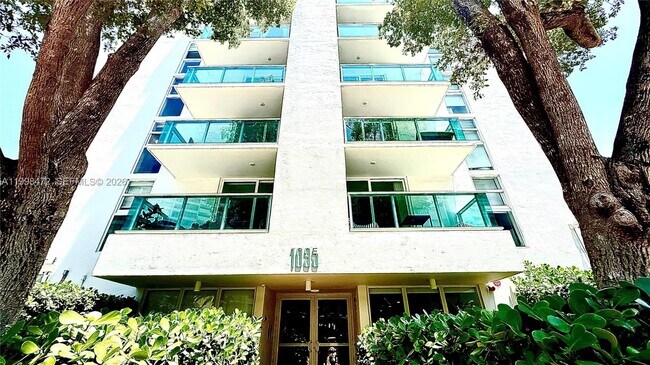 Building Photo - 1035 West Ave Unit 306