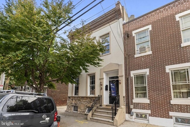 Building Photo - 2430 E Somerset St Rental