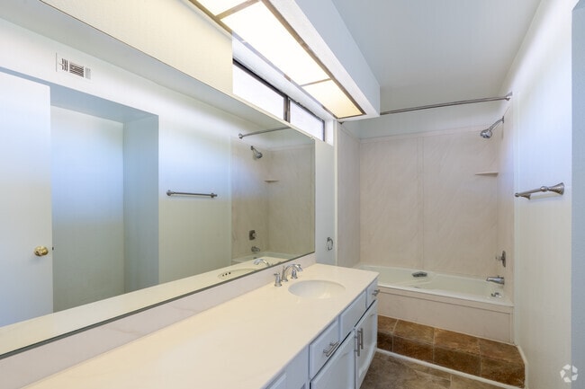 1BR, 2BA - 1,150SF - Bathroom