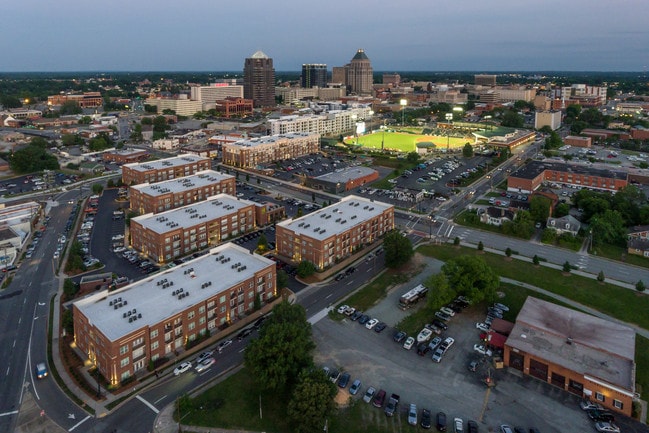 Community Overview - Greenway at Fisher Park Apartments