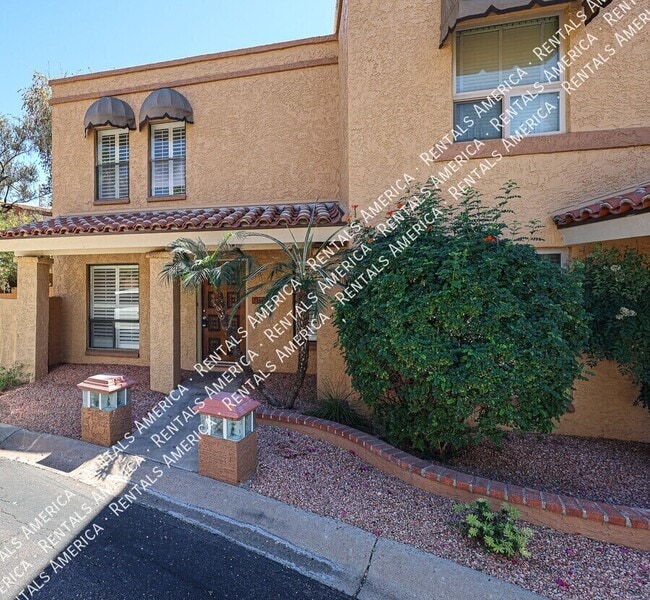 Building Photo - 711 E North Ln