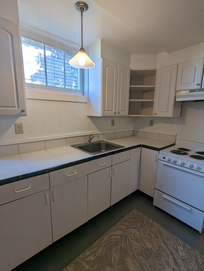 Photo - 2 Bed, 1.5 Bath Unit with den in Fairhaven Close to Shopping & Restaurants & On a Bus line Unidad 1110 12th Street