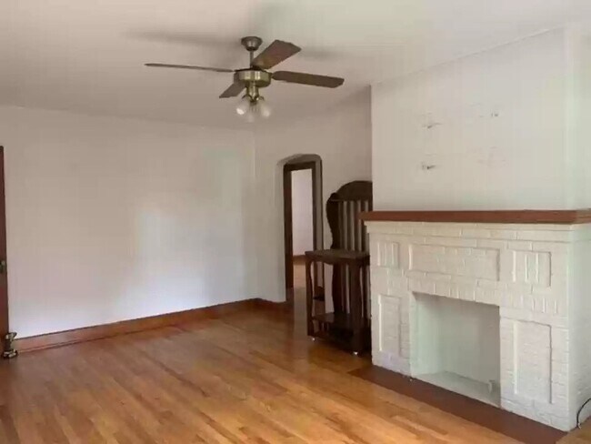 Photo - 3817 W 10th St