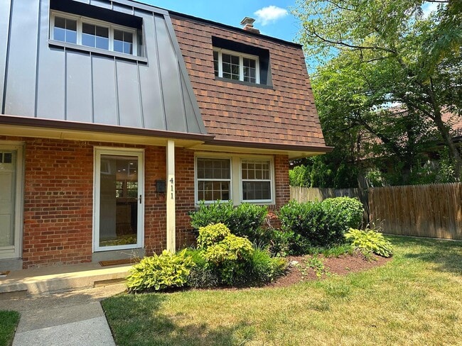 Building Photo - 411 Hampton Ct Unit # 147