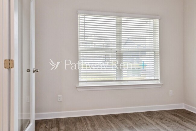 Photo - 2306 Nabali Wy House