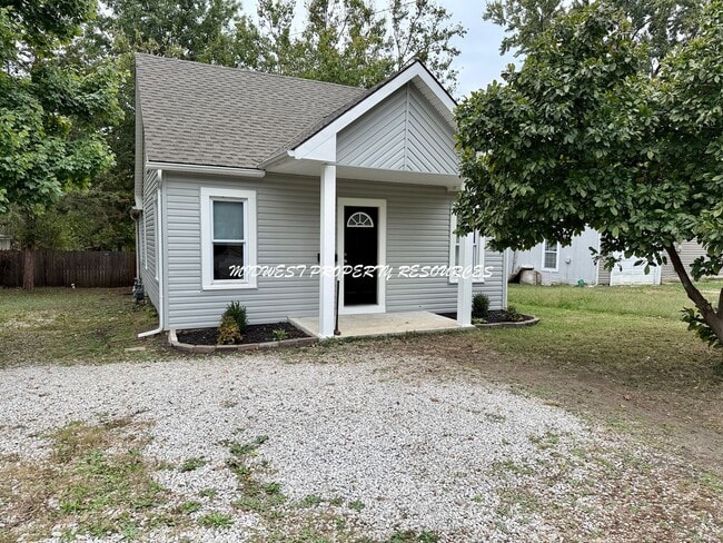 Building Photo - Charming 2 Bedroom, 1 Bath Bungalow in Dow...