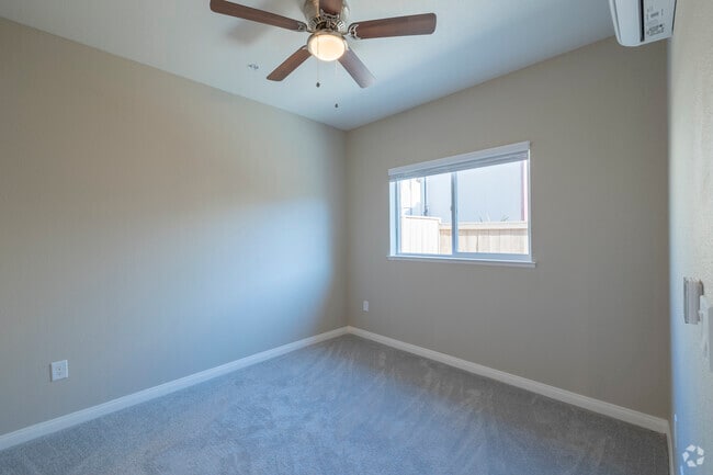 1BR, 1BA - 580 SF - Bedroom