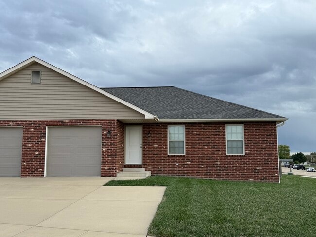 Building Photo - 734 Ward Ave Unit 734