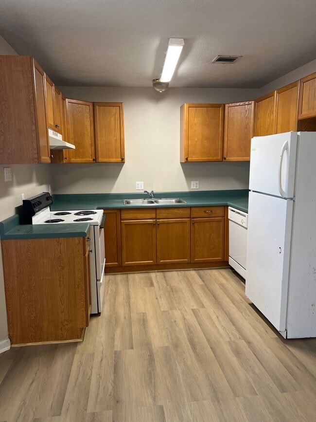 Photo - 2 bedroom 2 bath Duplex for lease right off common street