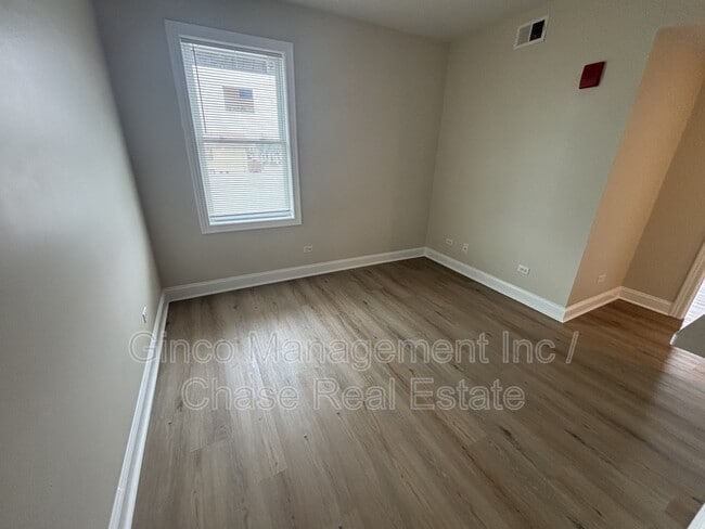 Photo - 11116 Front St