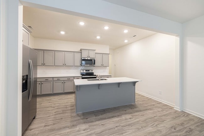 Photo - 104 Lorcan Ln