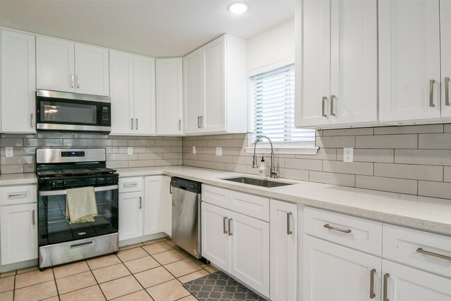 Building Photo - 5635 Greenhill Forest Dr