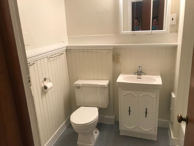 Building Photo - 254 W 9th St Unit 254 West 9th Street #8