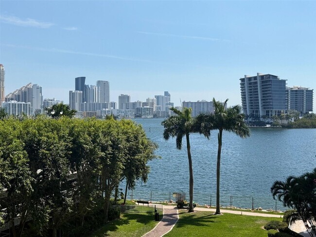 Building Photo - 3530 Mystic Pointe Dr Unit 512 Rental