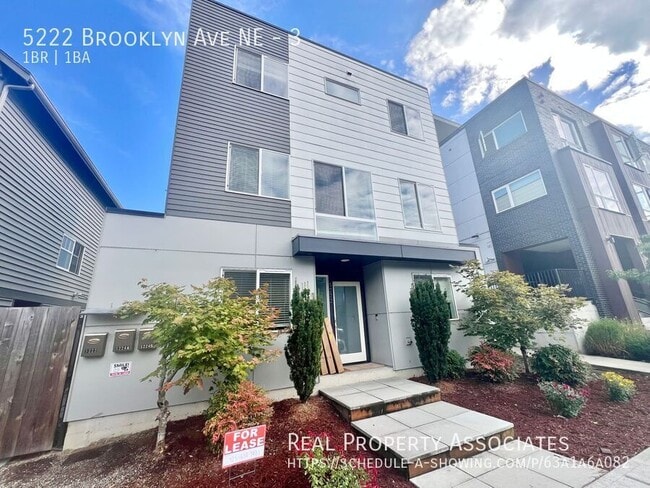 Building Photo - 5222 Brooklyn Ave NE Unit 3