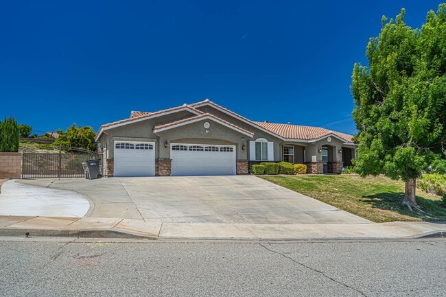 Building Photo - Single Story Pool Home for Rent in Palmdale.