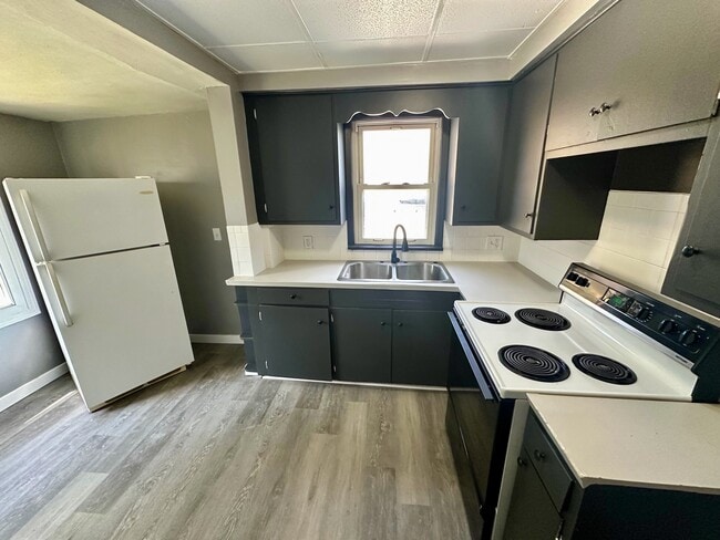 Photo - 323 Belden Ave SE