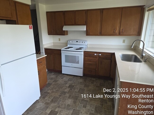 Photo - Renton Lake Youngs area - 3 bedroom tri-level home with 2.5 bathrooms and 2 car garage - Avail. N...