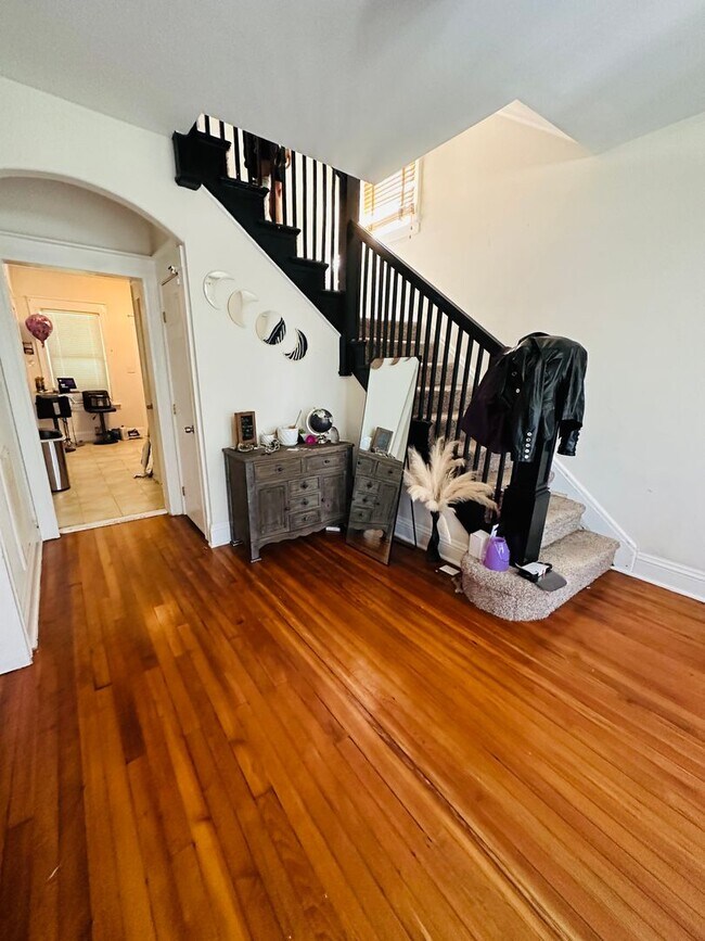 Photo - Beautifully Renovated 3bdrm/2.5bth Home Located in Richmond's North-side w/Balcony!