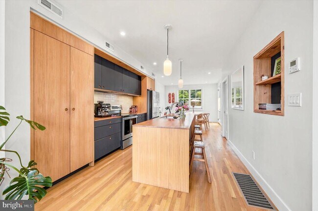 Photo - 64 W Queen Ln
