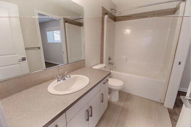 Photo - 735 Coalbrook Close W Unit 2-735 Coalbrook Close W