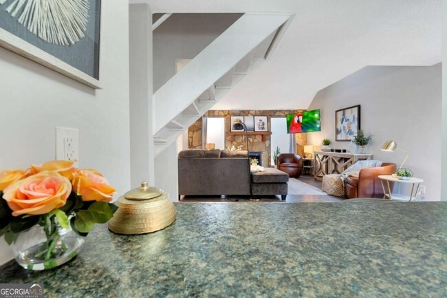 Photo - 280 Pam Ln SW