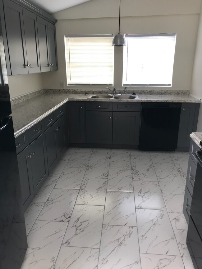 Building Photo - 719 E Jefferson St