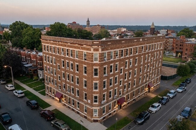 Building Photo - 212 Walnut St Unit 4L