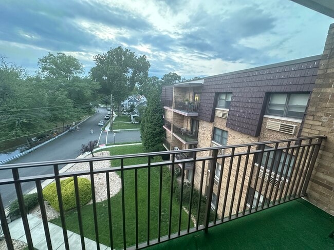 Photo - 22 Riverside Dr Unit 4