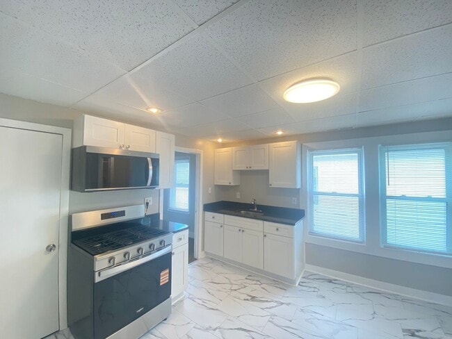Building Photo - 7 Commercial St Unit B