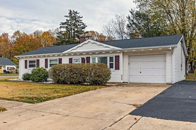 Building Photo - 3 bedroom, 1 bath, newly renovated ranch i...