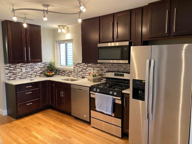 Building Photo - Wonderful Home for Rent in the Heart of the Hill!