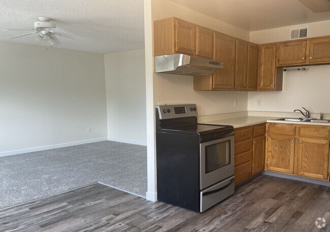 Building Photo - Great 2 Bed 1 Bath 2nd Level Condo in Nort... Unit 105